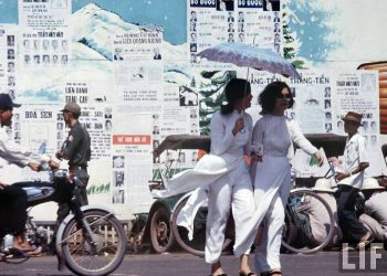 Áp phích bầu cử trên đường vào năm 1967 ở Sài Gòn. Nguồn ảnh: LIFE.