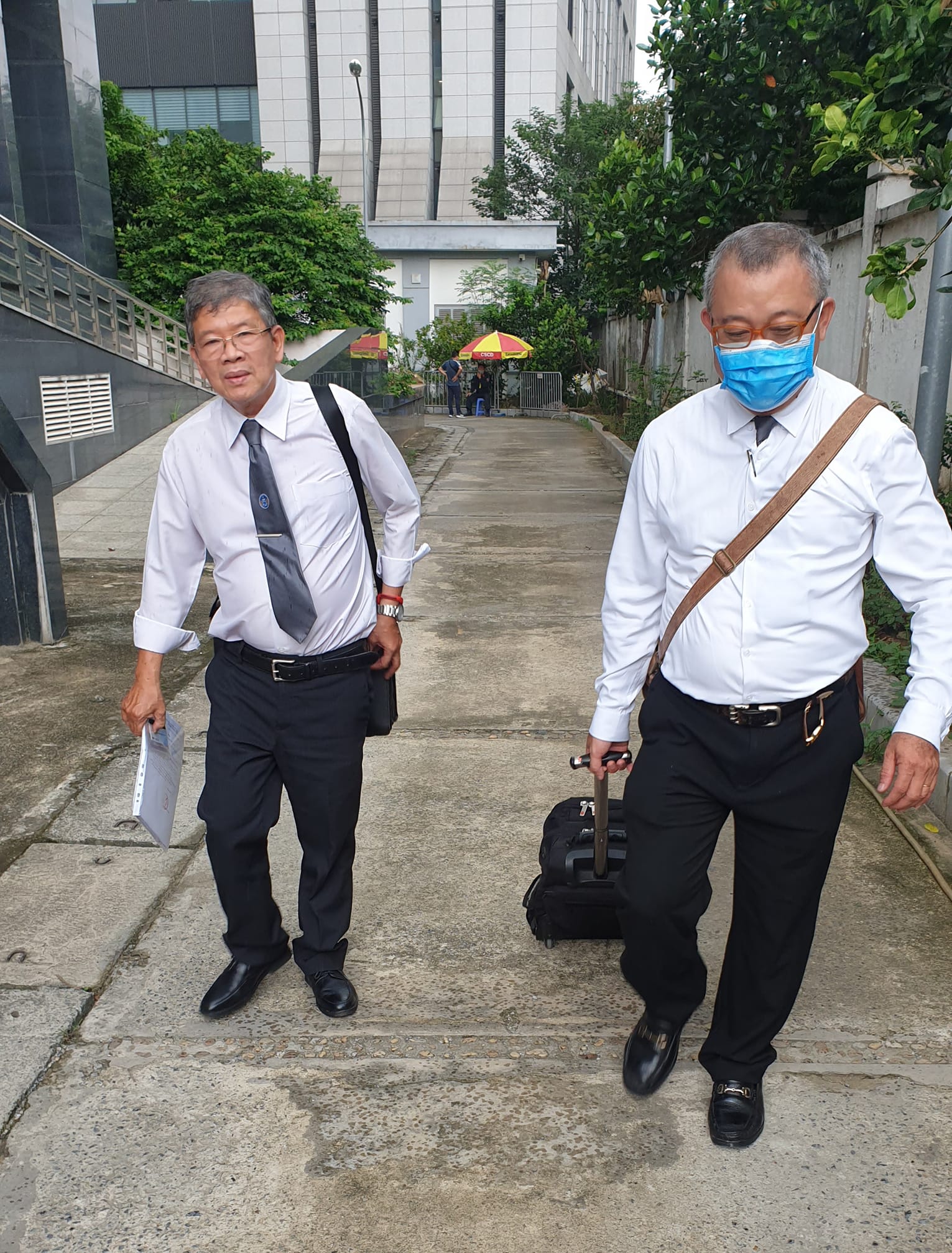 Hai luật sư bào chữa tại phiên tòa: Nguyễn Văn Miếng và Đặng Đình Mạnh. Ảnh: Facebook Manh Dang.