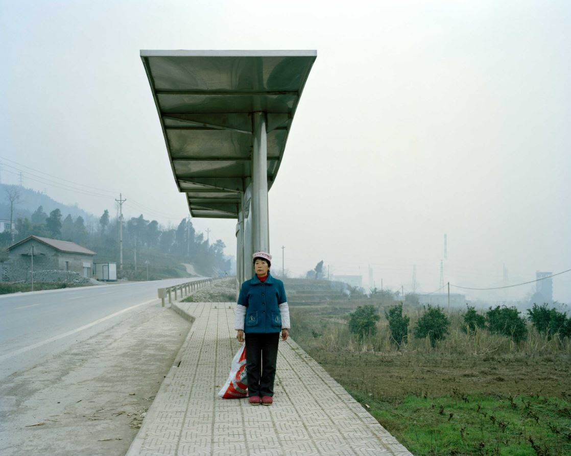 Một người d&acirc;n th&ocirc;n Bạch Đ&agrave;o, tỉnh Tr&ugrave;ng Kh&aacute;nh chờ xe bu&yacute;t. Ảnh chụp năm 2015. Nguồn: Julien Chatelin/ Time.