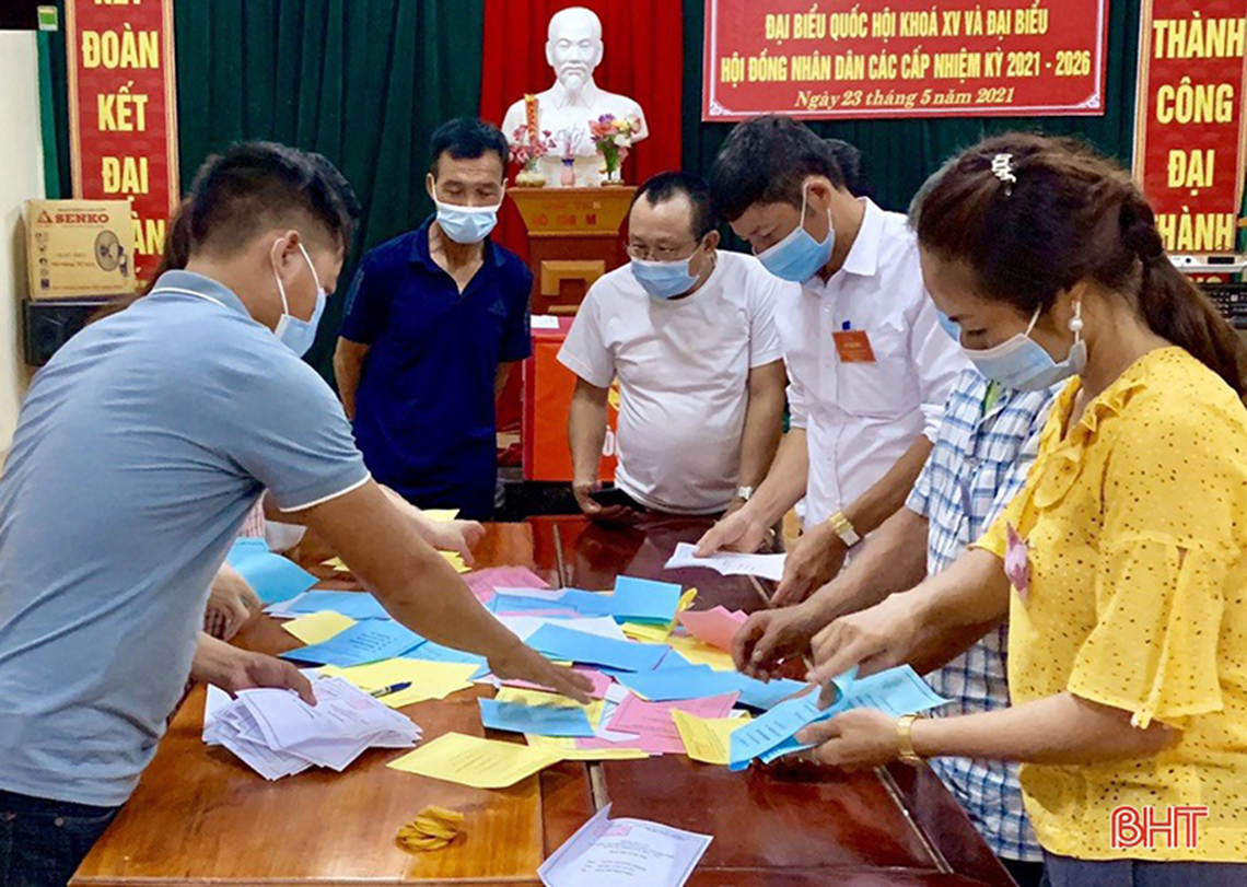 Cảnh kiểm phiếu ở xã Thọ Điền, huyện Vũ Quang, tỉnh Hà Tĩnh, ngày 23/5/2021. Ảnh: Báo Hà Tĩnh.