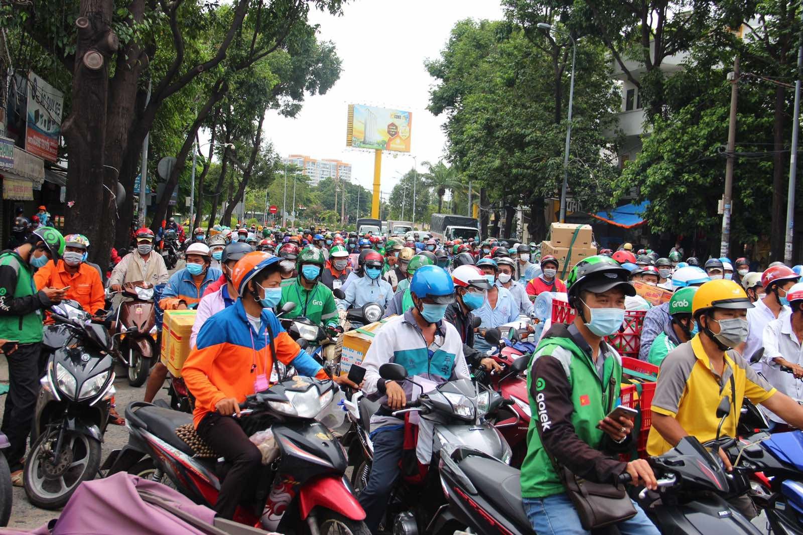 &Ugrave;n tắc phương tiện v&agrave;o ng&agrave;y 15/8/2021 do khai b&aacute;o &ldquo;di biến động d&acirc;n cư" của Bộ C&ocirc;ng an. Ảnh: Trần Tiến/B&aacute;o Thanh Ni&ecirc;n.