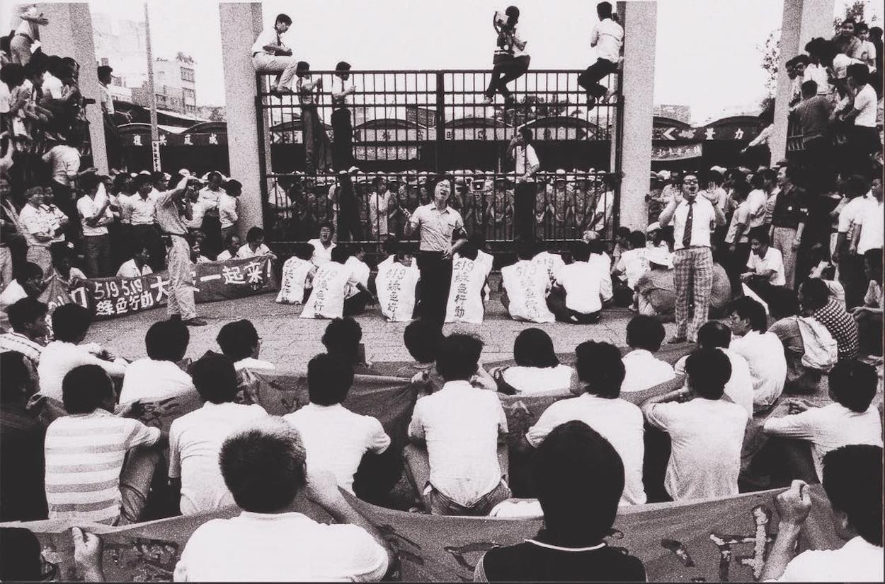 Một cuộc biểu tình phản đối thiết quân luật tại Đài Loan vào năm 1986, hưởng ứng phong trào "Hành động Xanh 519". Số 519 lấy mốc 19/5/1949, ngày chính quyền Đài Loan áp đặt thiết quân luật. Nguồn: New Bloom Magazine.