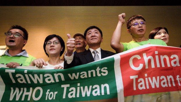 Bộ trưởng Y tế Đ&agrave;i Loan Chen Shih-chung (&aacute;o đen, giữa) trong một cuộc biểu t&igrave;nh k&ecirc;u gọi WHO cho ph&eacute;p Đ&agrave;i Loan tham dự hội nghị ở Geneva, Thụy Sĩ, ng&agrave;y 21/5/2018. Ảnh: AFP.