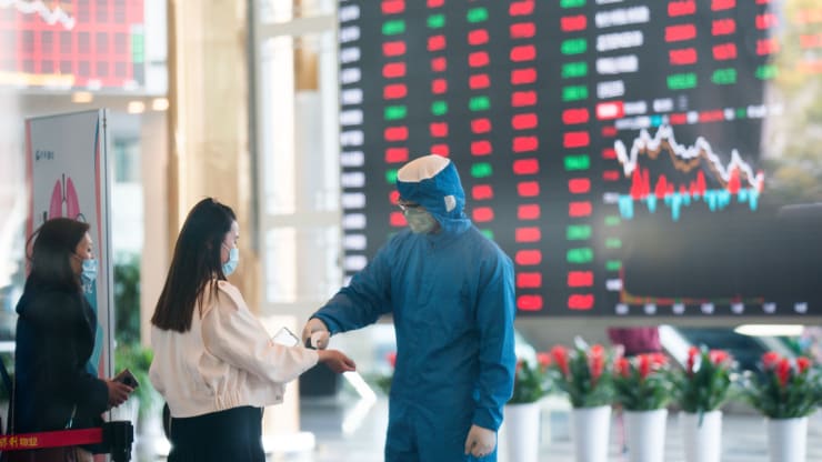 Sàn giao dịch chứng khoán Thượng Hải thời COVID-19. Ảnh: CNBC.