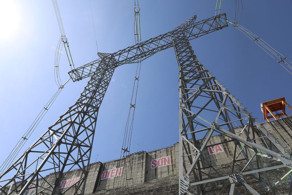 Để c&oacute; thể x&acirc;y dựng c&ocirc;ng tr&igrave;nh thuỷ điện Sơn La, gần 60.000 người d&acirc;n đ&atilde; phải di dời. Ảnh: VnExpress.