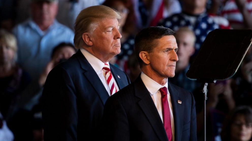 Tổng thống Mỹ Donald Trump v&agrave; cố vấn an ninh quốc gia Michael Flynn. Ảnh: ABC News.