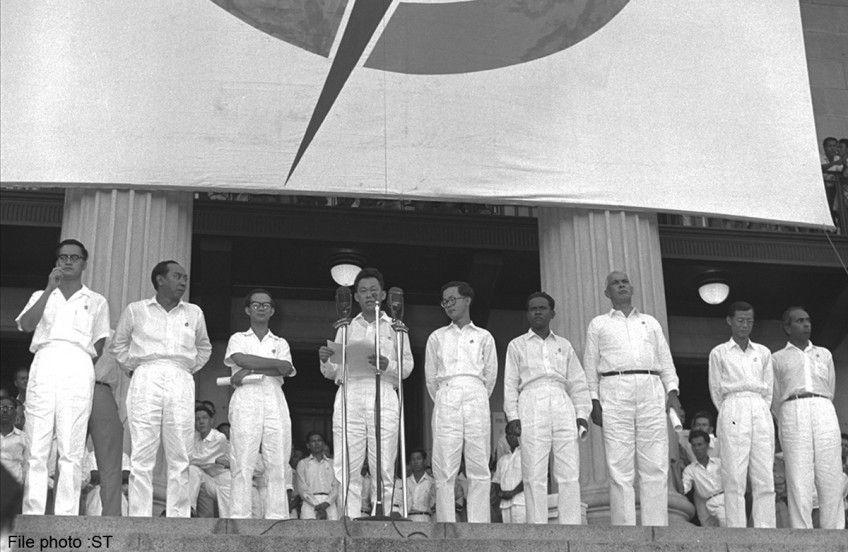 L&yacute; Quang Diệu (người đang ph&aacute;t biểu) v&agrave; d&agrave;n l&atilde;nh đạo nội c&aacute;c của PAP sau khi nhậm chức năm 1959. Ảnh: Strait Times.