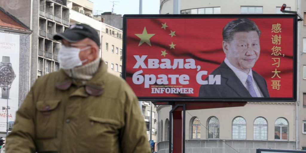 Tấm &aacute;p ph&iacute;ch &ldquo;Cảm ơn người anh cả, Tập&rdquo; (Thank you, big brother Xi) ở Serbia. Ảnh: Reuters.