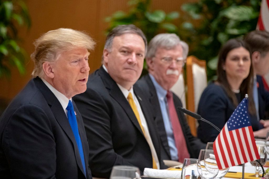 Tổng thống Mỹ Donald Trump, Ngoại trưởng Mike Pompeo, v&agrave; Cố vấn An ninh Quốc gia John Bolton (đ&atilde; nghỉ). Ảnh: U.S. Department of State/Flickr.