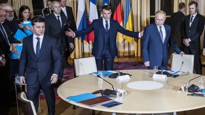 Một cuộc đ&agrave;m ph&aacute;n giữa Nga v&agrave; Ukraine do Ph&aacute;p v&agrave; Đức chủ tr&igrave; tại Điện Elysee (Paris) v&agrave;o th&aacute;ng 12/2019. Ảnh: Thibault Camus / Pool Photo.