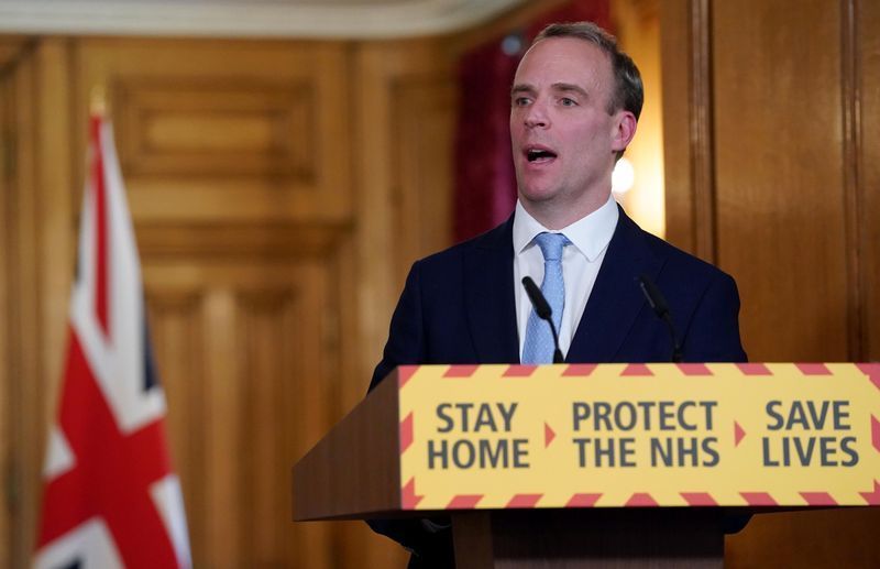 Bộ trưởng Ngoại giao Anh Dominic Raab trong cuộc họp báo ngày 6/4/2020. Ảnh: Reuters.