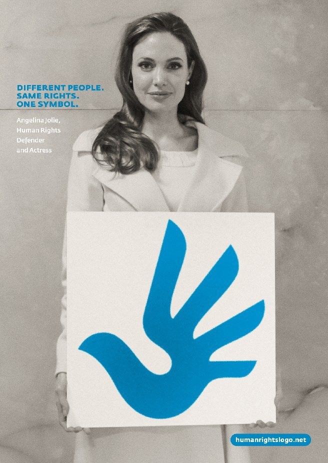 "Mọi người đều khác nhau, nhưng quyền thì giống nhau". Trong ảnh là ngôi sao màn bạc, nhà hoạt động nhân quyền quốc tế Angelina Jolie.