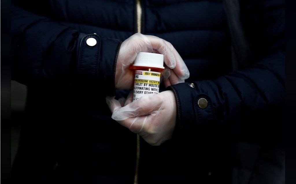 Một phụ nữ cầm lọ thuốc k&iacute; ninh ở bang Washington, Mỹ, ng&agrave;y 31/3/2020. Ảnh: Reuters.