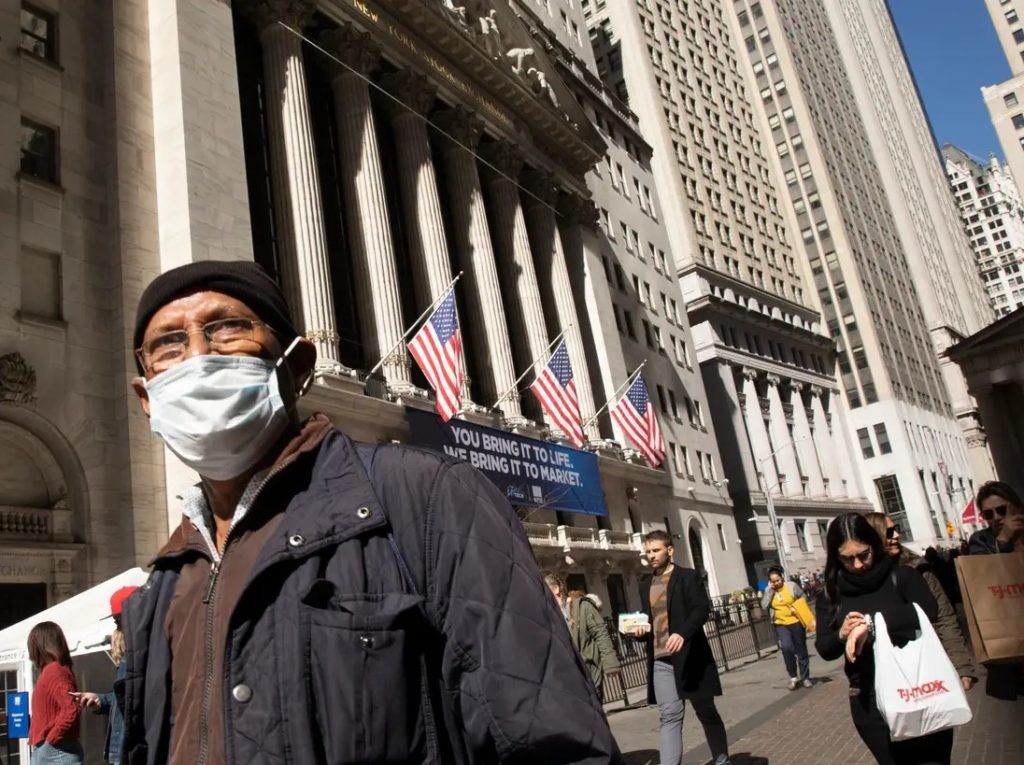 Phố Wall đang chìm trong lo âu giữa đại dịch COVID-19. Ảnh: AP.