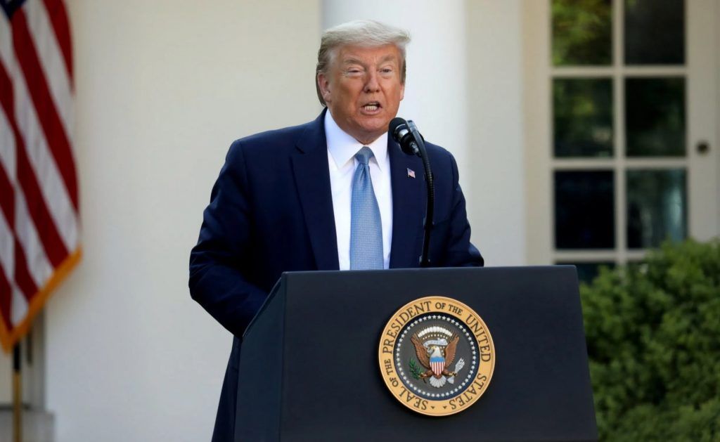 Tổng thống Mỹ Donald Trump trong cuộc họp b&aacute;o tại Nh&agrave; Trắng h&ocirc;m 15/4/2020. Ảnh: AP.