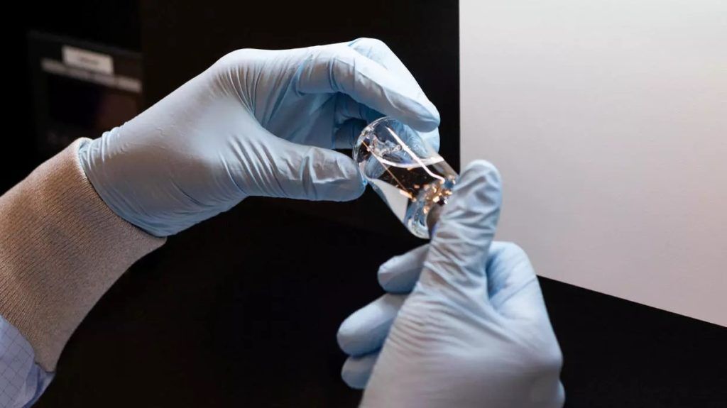 Thuốc Remdesivir đang được thử nghiệm tại một ph&ograve;ng lab ở California, Mỹ. Ảnh: Reuters.