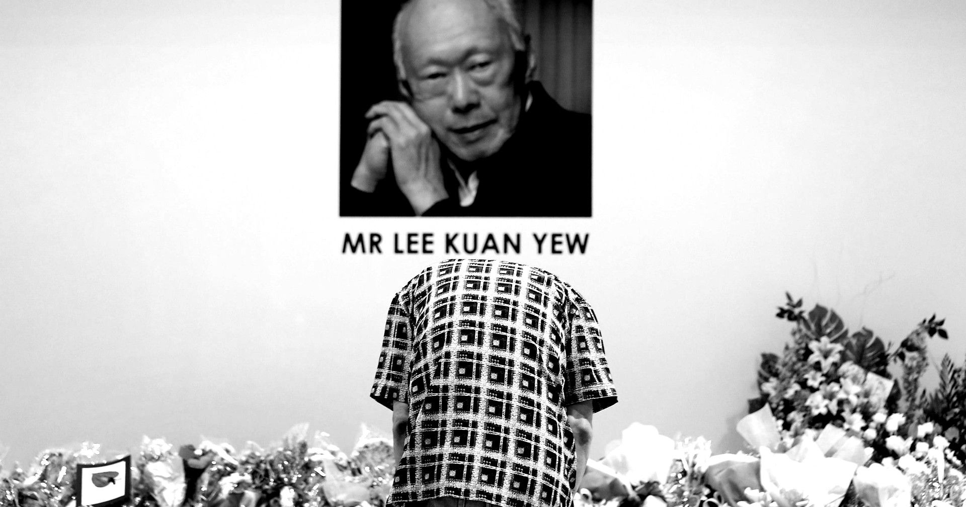 Một người dân Singapore đến viếng đám tang cố thủ tướng Lý Quang Diệu năm 2015. Ảnh: AP.