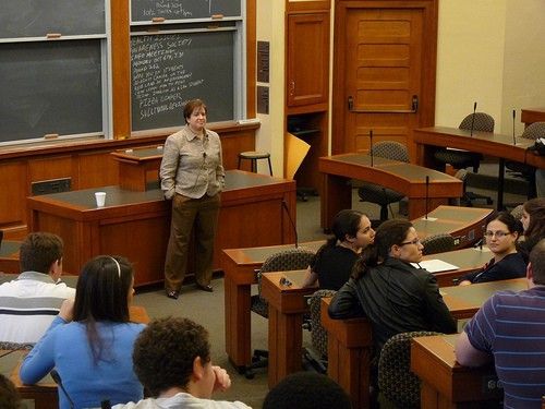 Gi&aacute;o sư Elena Kagan (hiện nay l&agrave; một thẩm ph&aacute;n Tối Cao Ph&aacute;p Viện) trong một giờ giảng tại trường luật Harvard (Nguồn ảnh: newbostonpost.com)