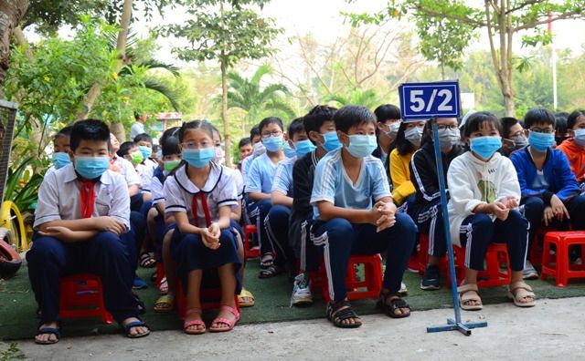 Học sinh phải đeo khẩu trang đi học thời gian qua. Ảnh: Chưa rõ nguồn.