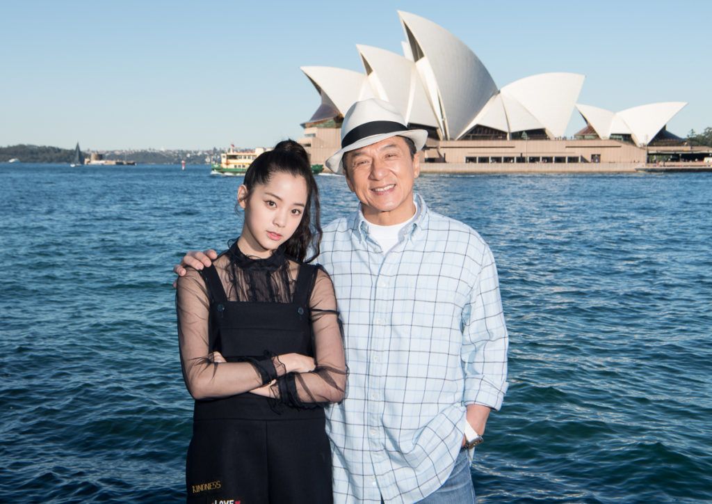 Nghệ sĩ Âu Dương Na Na (Đài Loan) và Thành Long (Trung Quốc). Ảnh: helloasia.com.