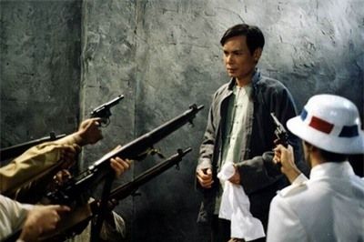 Cảnh Nguyễn Ái Quốc bị bắt trong bộ phim “Nguyễn Ái Quốc ở Hong Kong”. Ảnh: baomoi.com