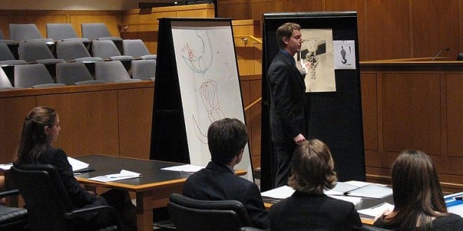 Luật sư đang trình bày về chứng cứ trong một phiên tòa ở Mỹ. Ảnh: Wikipedia.