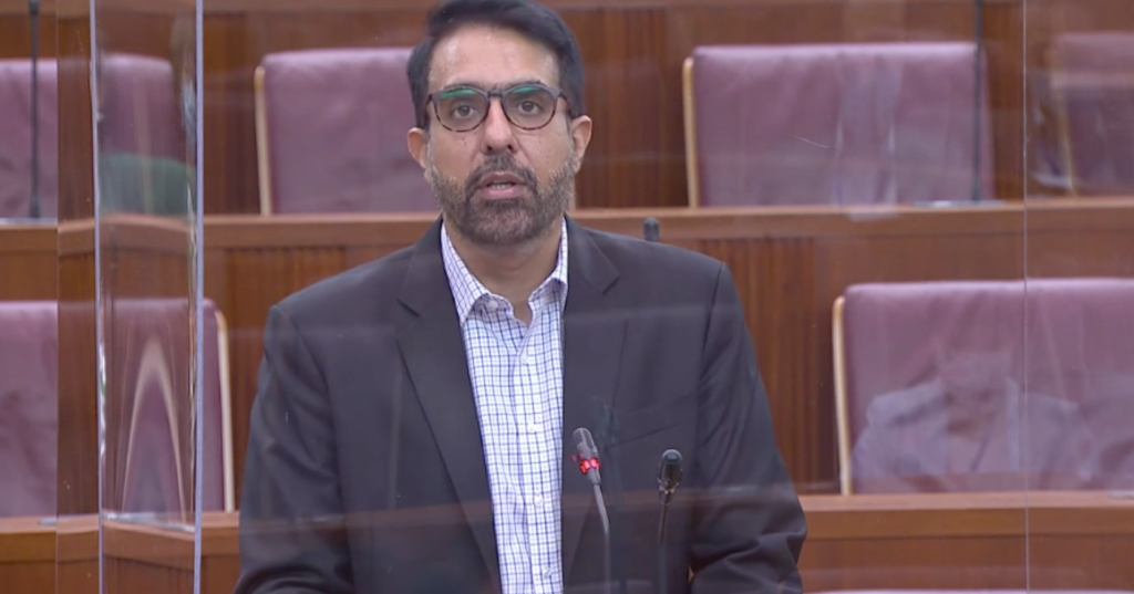 &Ocirc;ng Pritam Singh ph&aacute;t biểu tại Quốc hội Singapore. Ảnh: motherhip.sg.