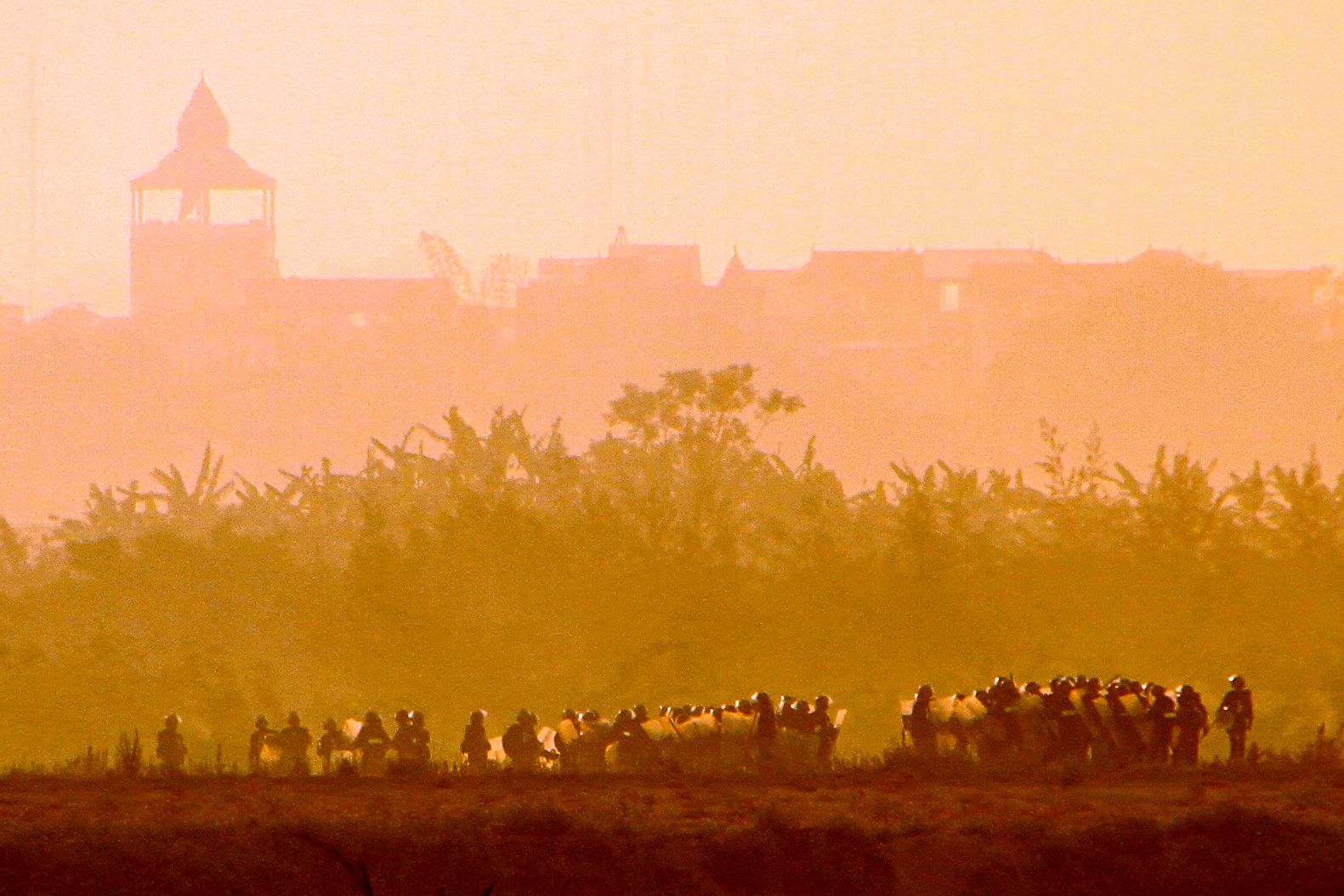 Cảnh sát dàn trận trên cánh đồng Văn Giang trong cuộc cưỡng chế đất ngày 24/4/2012. Ảnh: Chưa rõ nguồn.