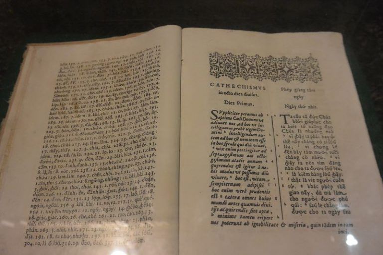 Cuốn s&aacute;ch Cathechismus, tựa tiếng Việt l&agrave; Ph&eacute;p giảng t&aacute;m ng&agrave;y, của Alaxandre de Rhodes đ&atilde; g&acirc;y ra nhiều tranh c&atilde;i cho hậu thế về việc &ocirc;ng chỉ tr&iacute;ch đạo Phật, Khổng v&agrave; L&atilde;o. Ảnh: C&ocirc;ng gi&aacute;o 24h.