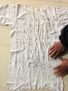 Nguyễn Văn Chưởng d&ugrave;ng tăm th&ecirc;u thơ k&ecirc;u oan l&ecirc;n &aacute;o. Nguồn ảnh: vtc.vn