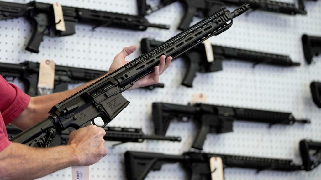 C&aacute;c loại s&uacute;ng trường tự động, b&aacute;n tự động sẽ nằm trong danh mục cấm. Ảnh: ktla.com.