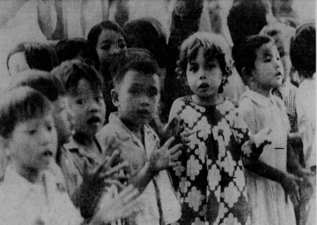 Một em bé lai bên cạnh các em bé Việt Nam vào năm 1980. Ảnh: AP.