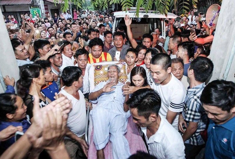 &Ocirc;ng L&ecirc; Đ&igrave;nh K&igrave;nh được d&acirc;n l&agrave;ng ch&agrave;o đ&oacute;n khi xuất viện về nh&agrave; năm 2017. Ảnh: PLO.