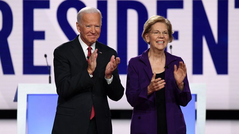 Cựu ph&oacute; tổng thống Joe Biden v&agrave; Thượng nghị sĩ Elizabeth Warren. Ảnh: Getty Images.