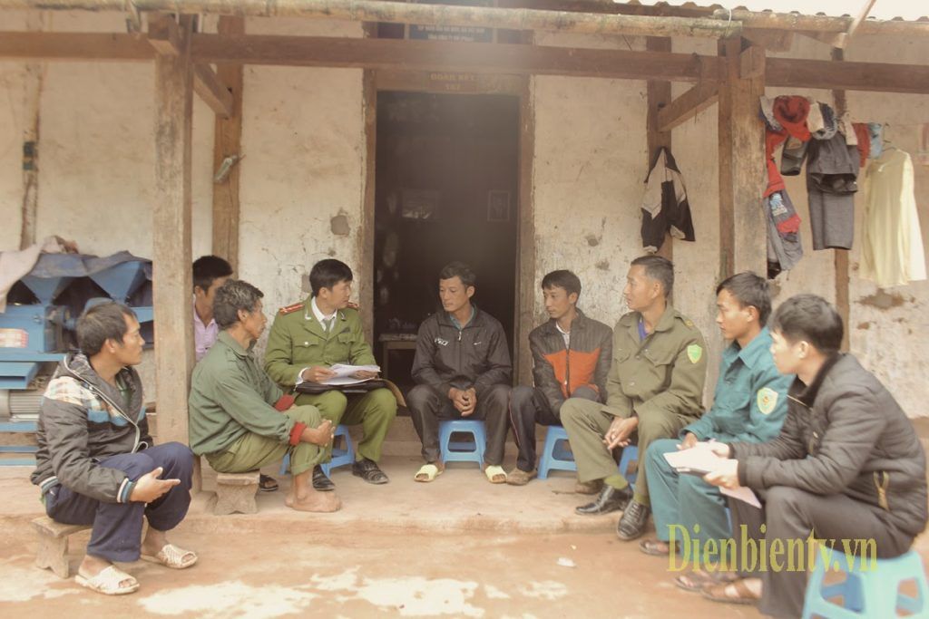 Một cảnh vận động người dân không theo những tôn giáo mới của Công an huyện Mường Nhé, tỉnh Điện Biên. Ảnh: Dienbientv.vn.