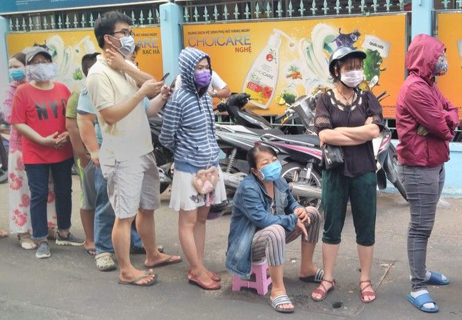Người dân TP. Hồ Chí Minh xếp hàng mua khẩu trang sáng ngày 16/2/2020. Ảnh: Tiền Phong.