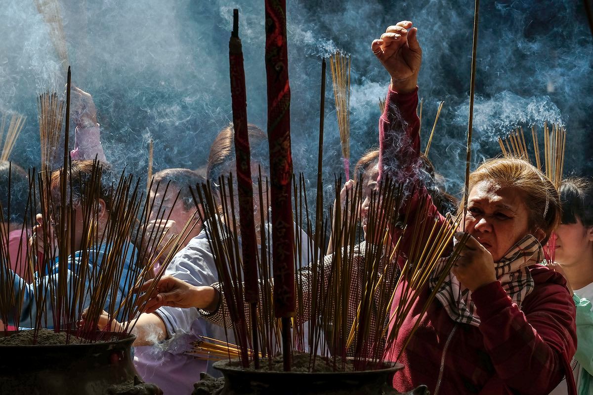 Tôn giáo có ảnh hưởng lớn đến đời sống xã hội và đặt ra nhiều vấn đề về chính trị – pháp luật. Ảnh: Chưa rõ nguồn.