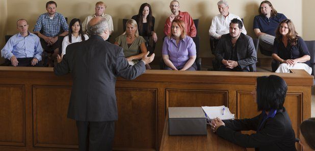 Bồi thẩm đoàn đang nghe các bên trình bày trong một vụ án. Ảnh: assets.lbc.co.uk.