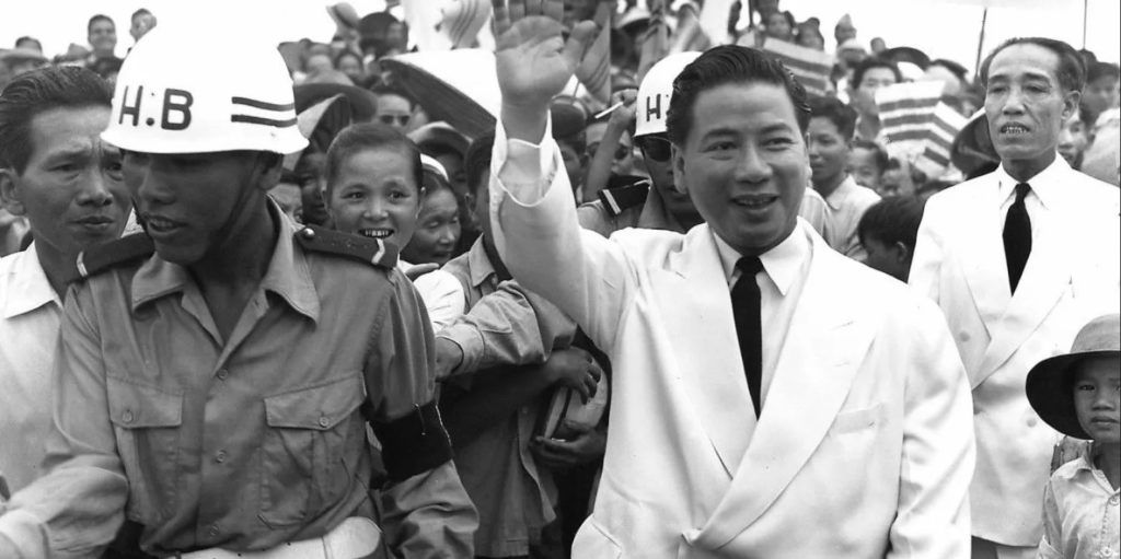 Thủ tướng Quốc gia Việt Nam Ng&ocirc; Đ&igrave;nh Diệm đi thăm Bu&ocirc;n M&ecirc; Thuột ng&agrave;y 12/6/1955. Ảnh: AP Photo/ Frank Waters.