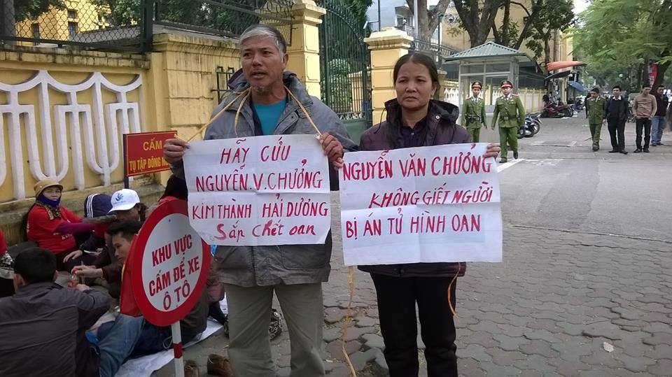 Cha mẹ của tử t&ugrave; Nguyễn Văn Chưởng k&ecirc;u oan cho con, H&agrave; Nội, th&aacute;ng 12/2014. Nguồn ảnh: FB Mai Dũng. 