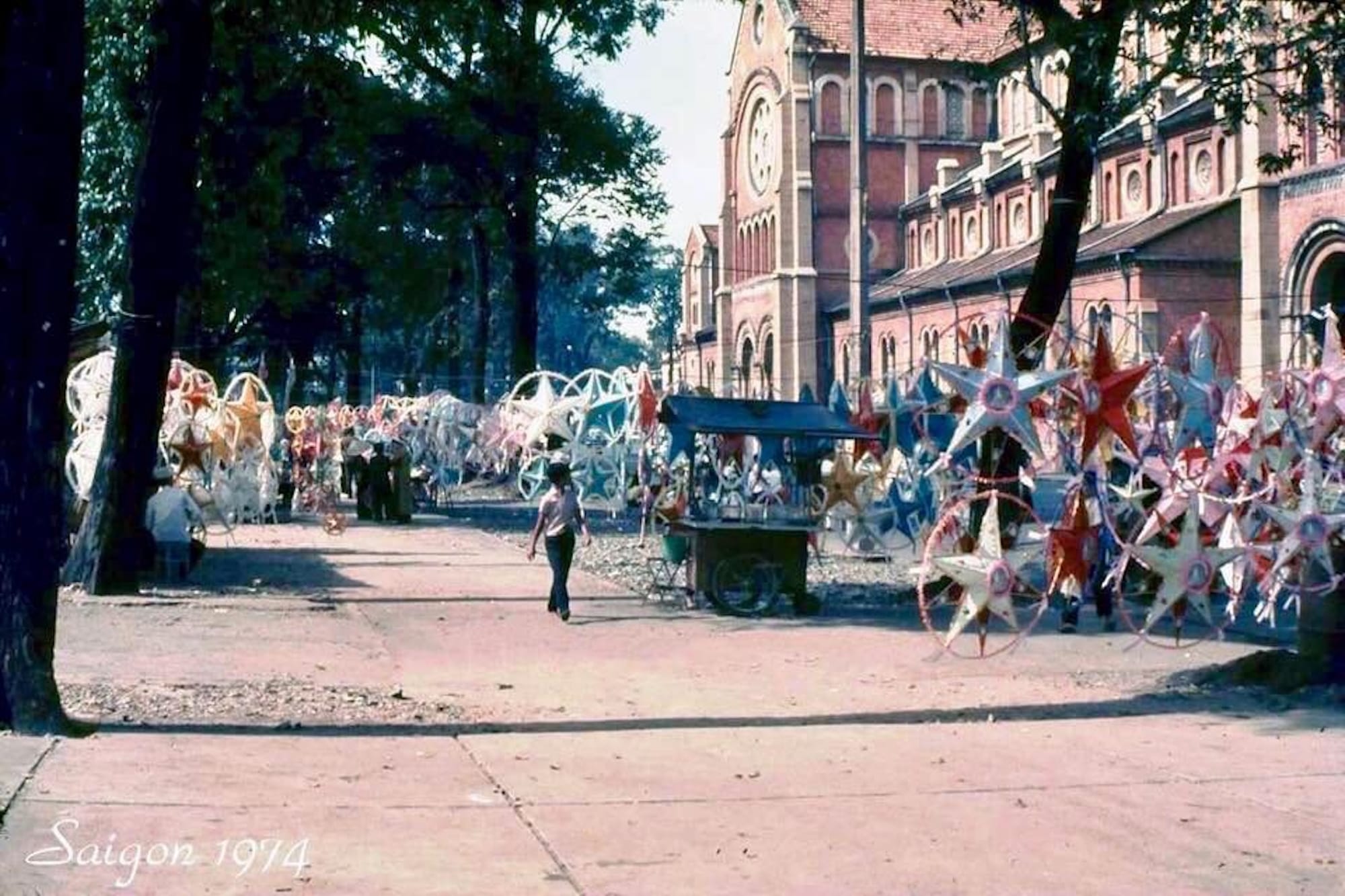 Hình ảnh được cho là mùa Giáng sinh năm 1974 bên cạnh Nhà thờ Đức Bà, Sài Gòn.
