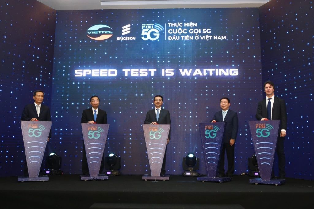 Đại diện của Ericsson Việt Nam (b&igrave;a phải) tham gia thực hiện cuộc gọi 5G đầu ti&ecirc;n ở Việt Nam c&ugrave;ng với h&atilde;ng Viettel. Ảnh: VietnamPlus. 