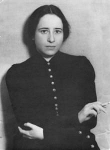 Nh&agrave; ch&iacute;nh trị học Hannah Arendt (Nguồn ảnh:mantlethought.or)