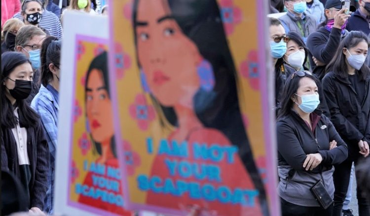 Biểu tình kêu gọi chấm dứt thù ghét người gốc châu Á vào ngày 20/3 tại Newton, Mass. Ảnh: Steven Senne/ AP.