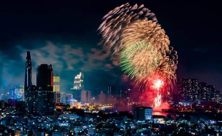 Pháo hoa đêm giao thừa năm Canh Tý 2020 ở Sài Gòn. Ảnh: Người Làm Báo.