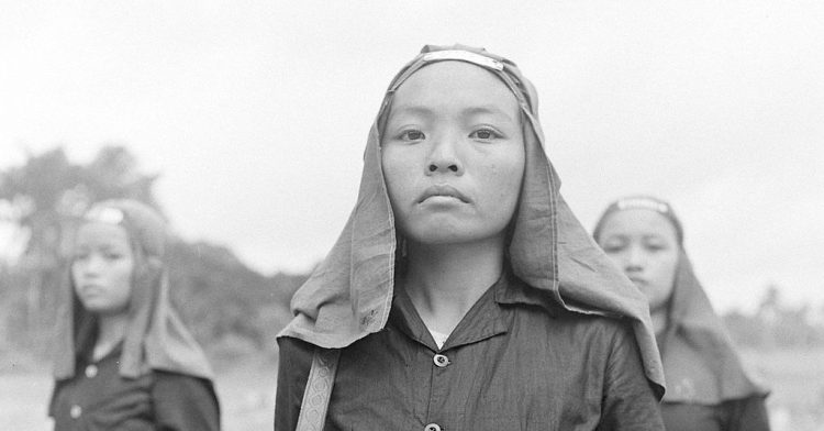 Những chiến sĩ Phật giáo Hòa Hảo vào cuối những năm 1940 trước khi bị Tổng thống Ngô Đình Diệm đàn áp. Ảnh: Tạp chí LIFE.