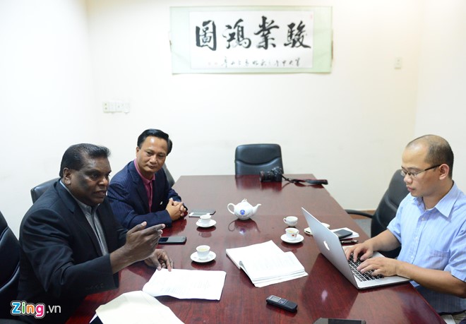 Luật sư Daniel Shanmugam (góc trái) và luật sư Hà Hải (bên cạnh) trao đổi với Zing.vn tại TP.HCM chiều 5/3. Ảnh: Thanh Tùng – Zing.vn