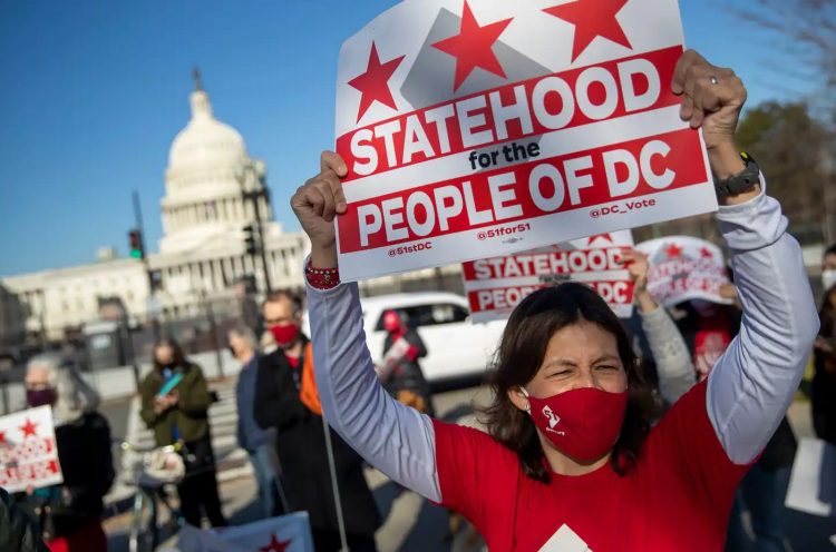 Các nhà hoạt động biểu tình trước tòa nhà Quốc hội Mỹ cuối tháng 4/2021 đòi trao quy chế tiểu bang cho Washington D.C. Ảnh: Shawn Thew/(SHAWN THEW/EPA-EFE/Shutterstock.