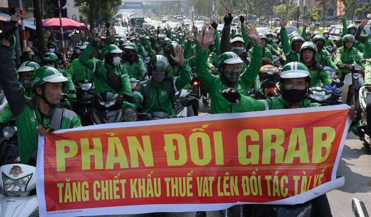 Các tài xế Grab tắt ứng dụng và biểu tình phản đối công ty. Ảnh: Zing.
