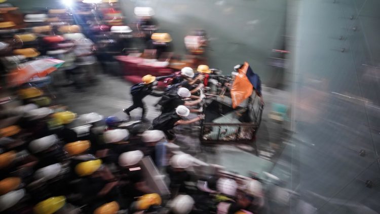 Người biểu tình Hong Kong phá cửa xông vào trụ sở Lập Pháp Viện ngày 1/7/2019. Ảnh: Vox.